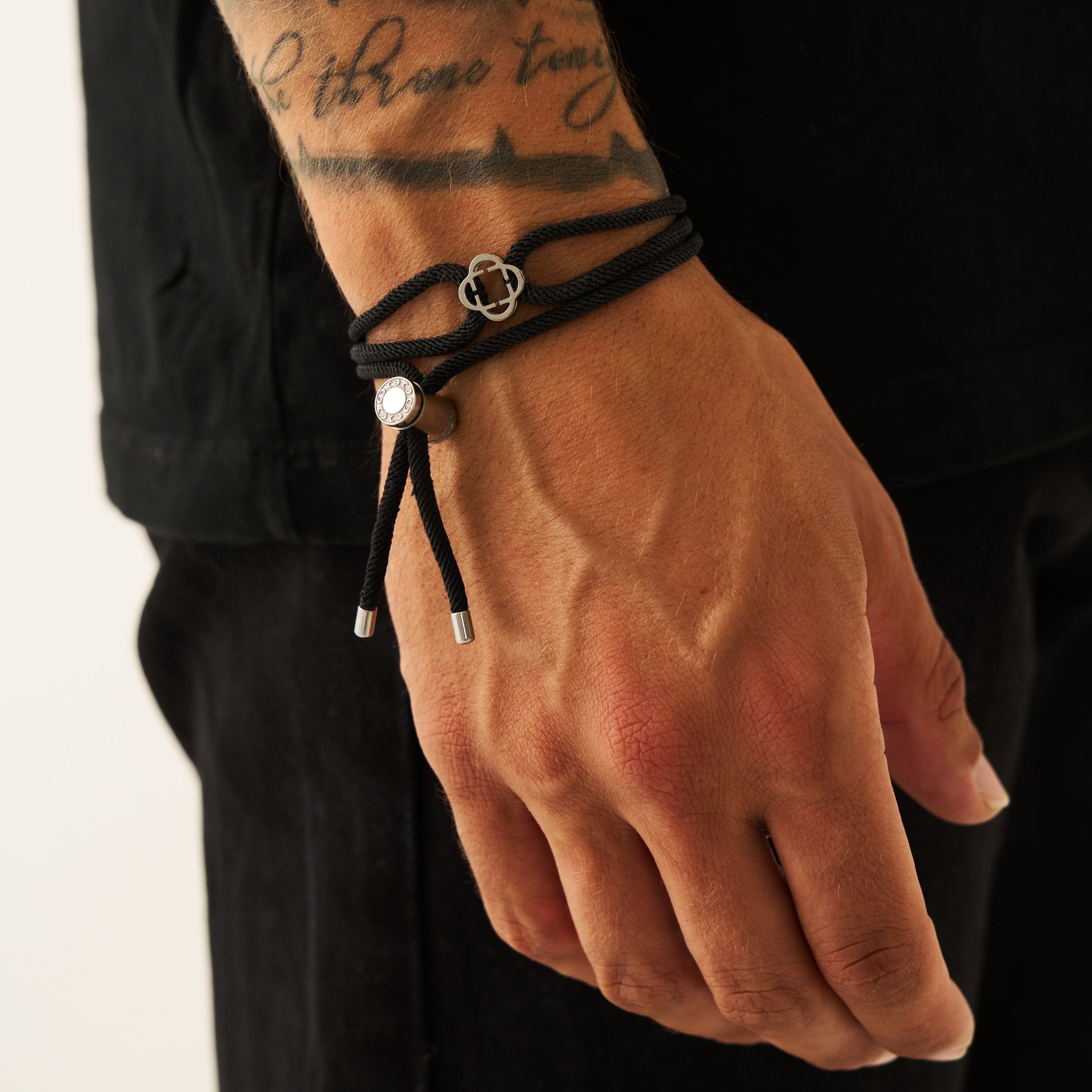 Pulsera de cordón negro con cierre de palanca (plata)