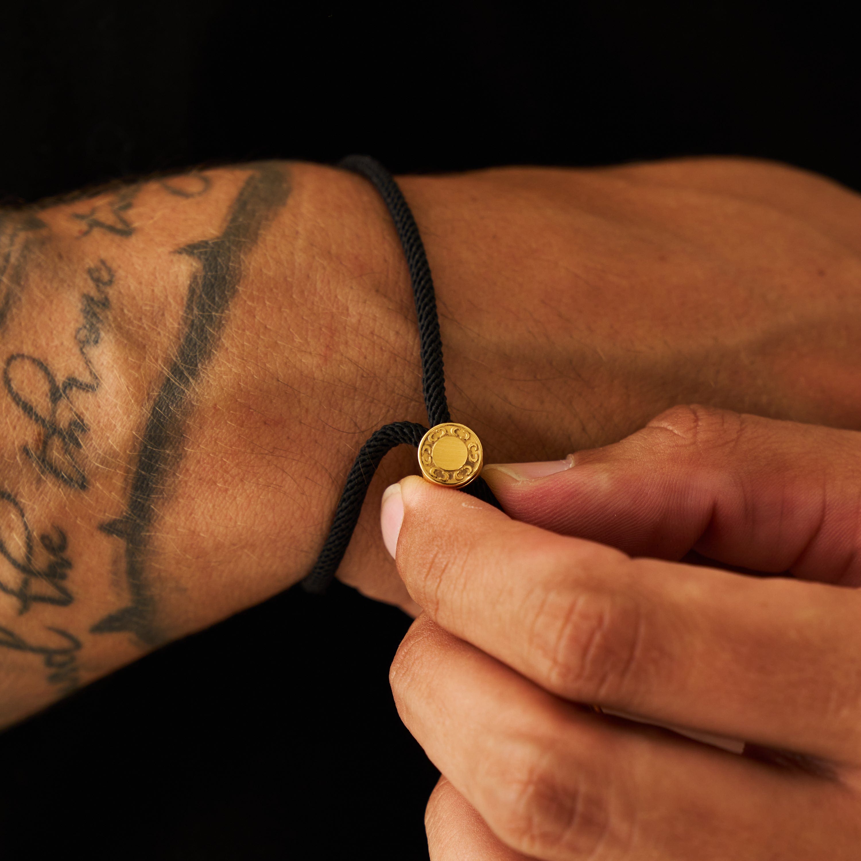 Pulsera de cordón negro con cierre de palanca (dorado)