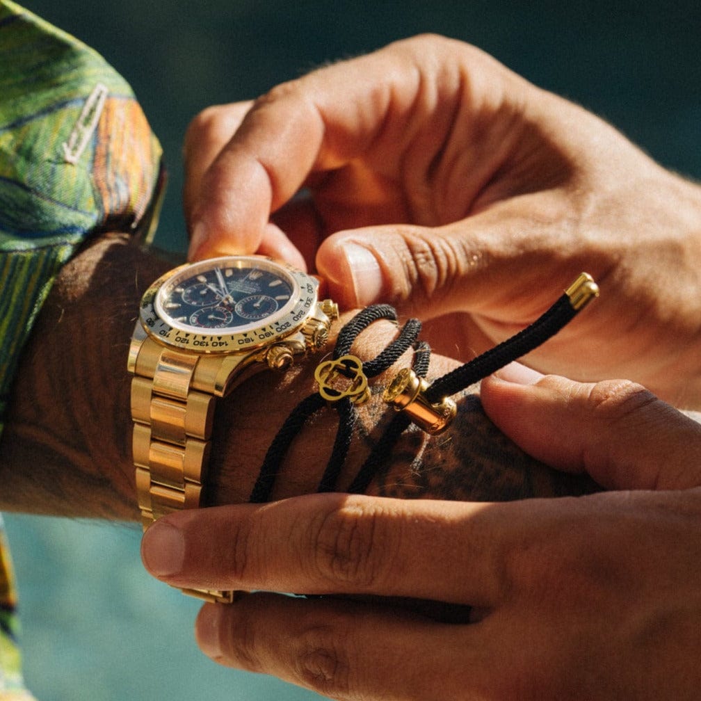 Pulsera de cordón negro con cierre de palanca (dorado)