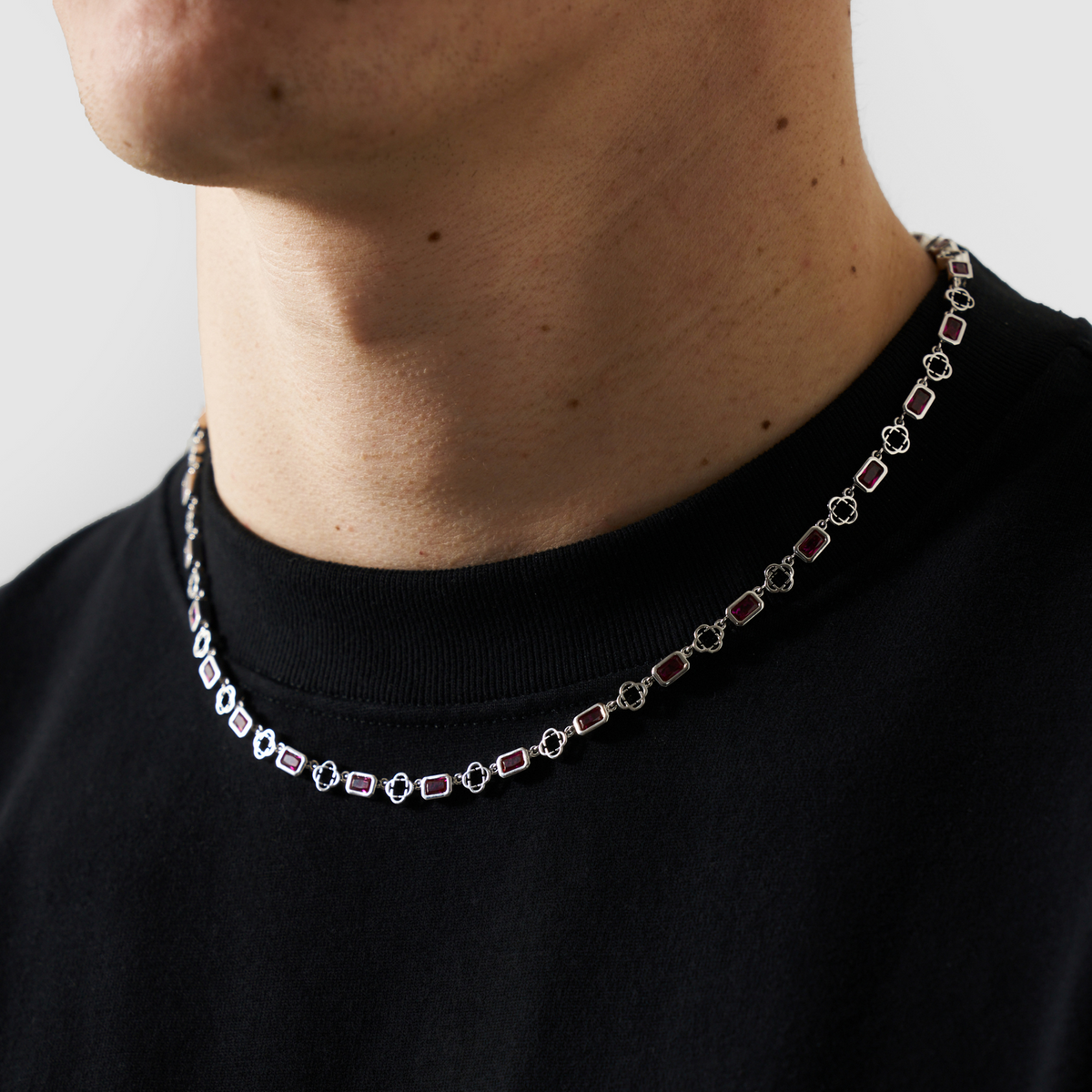 Collar de trébol con piedras preciosas rojas (plata)