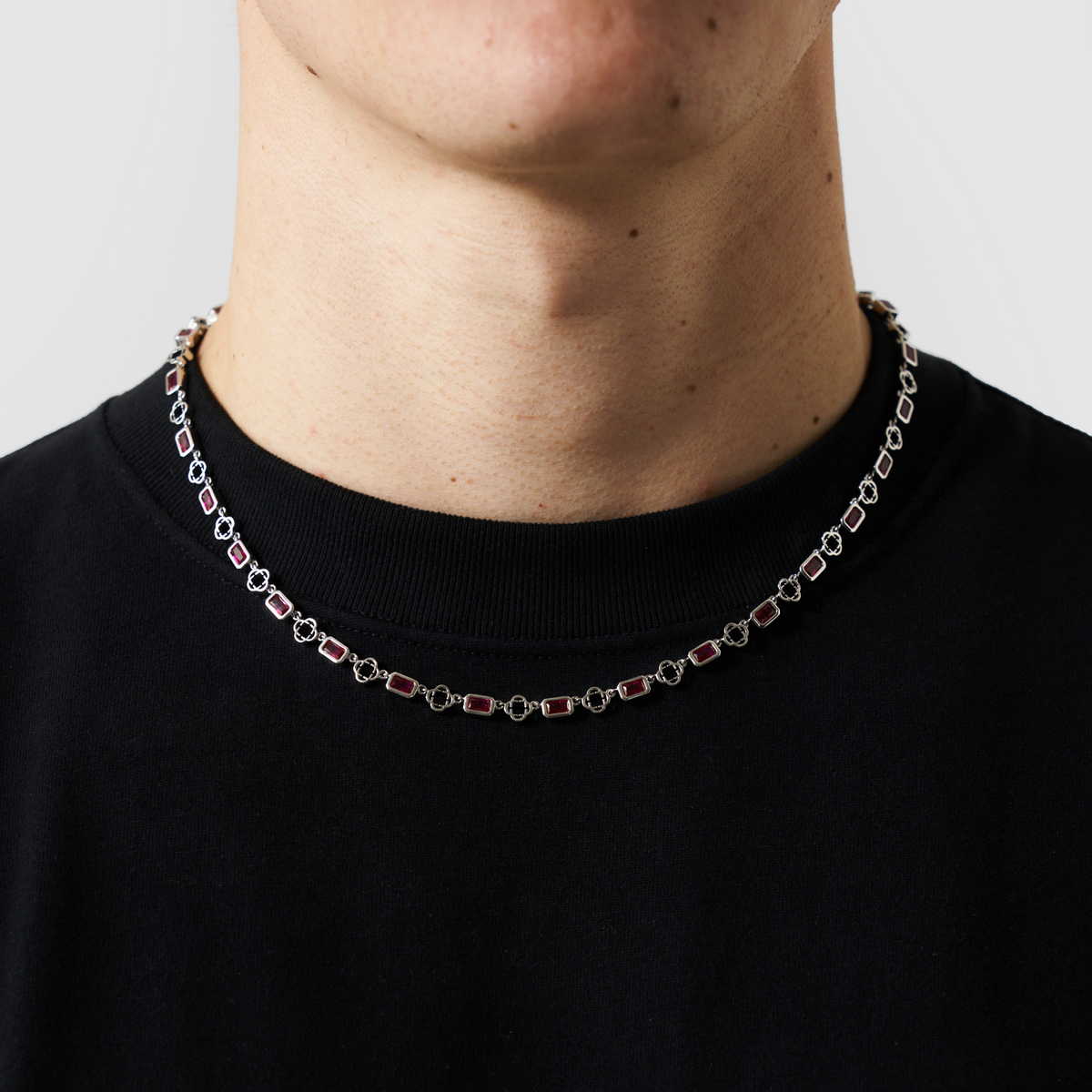 Collar de trébol con piedras preciosas rojas (plata)