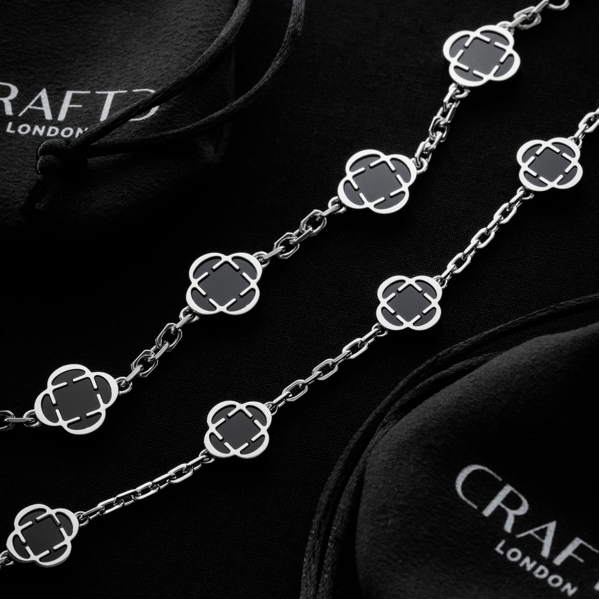 Collar de piedra de trébol de ónix (plata)
