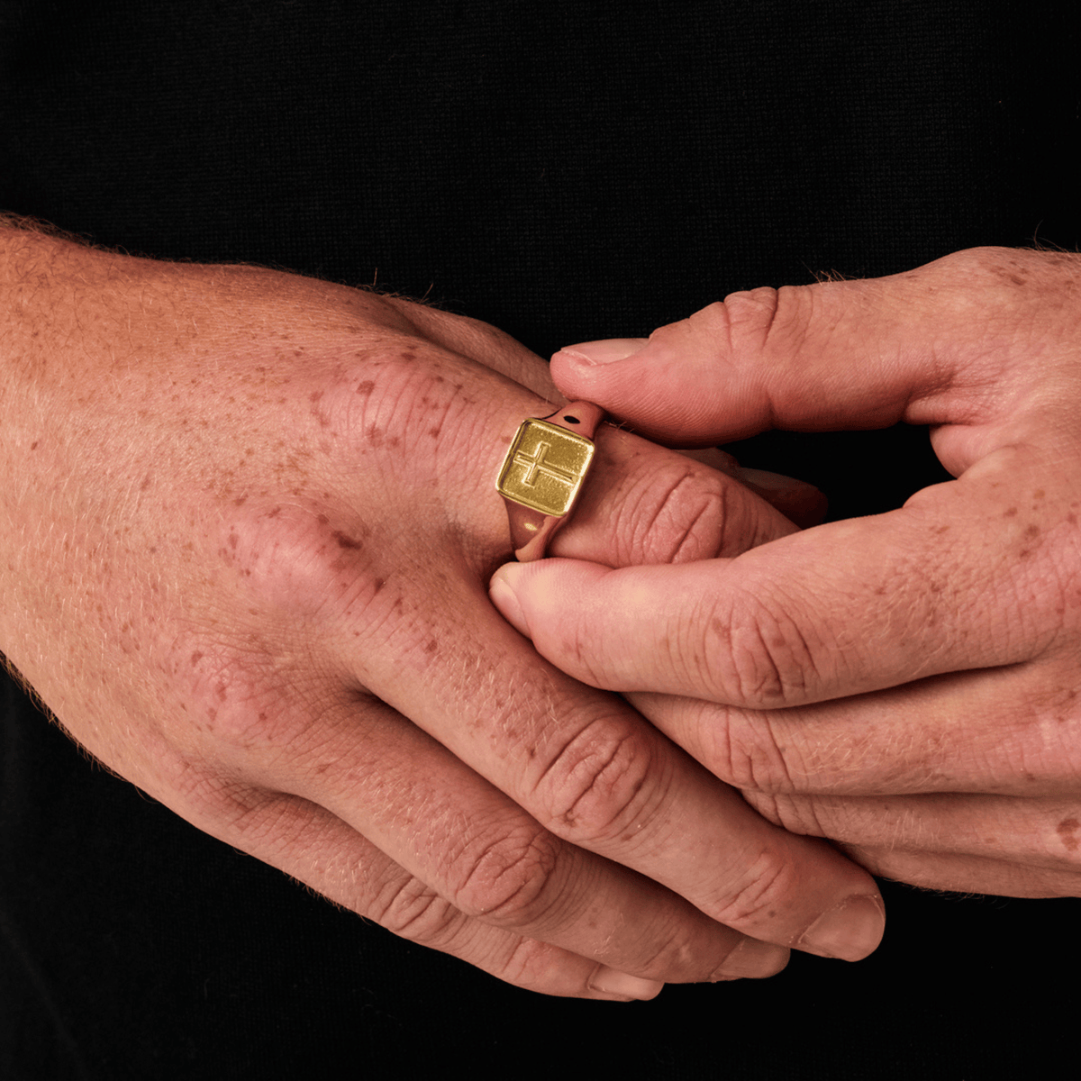 Cross Signet Ring (Gold)