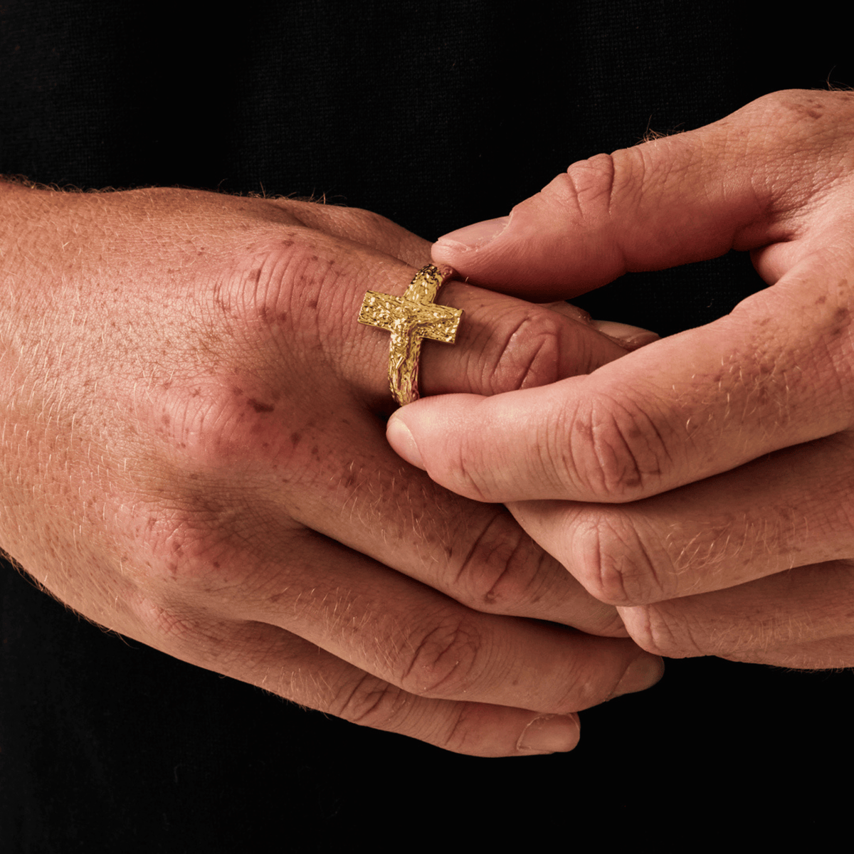 Crucifix Band Ring (Gold)