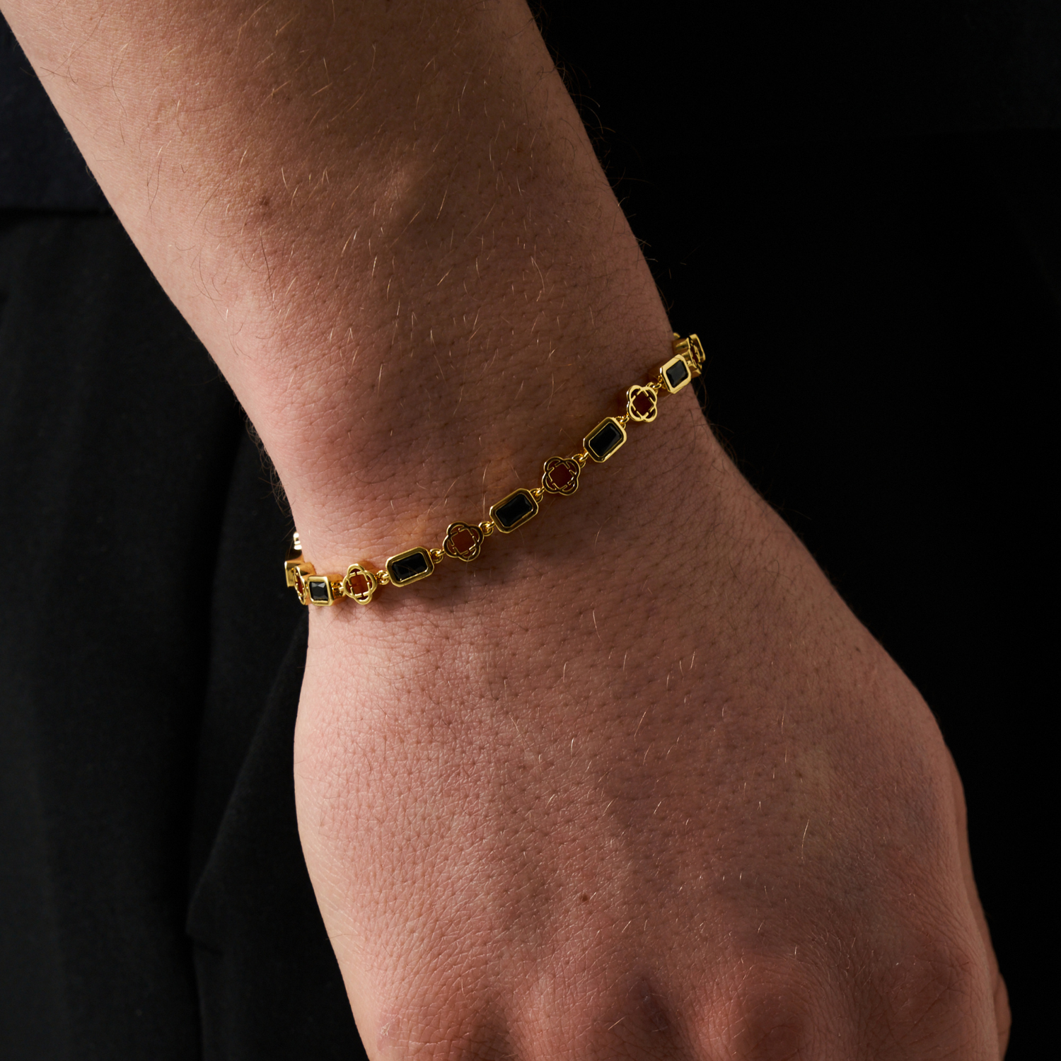 Pulsera de trébol con piedras preciosas de ónix (oro)